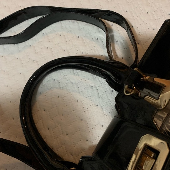 Black and White Graphic Shoulder Bag - Picture 6 of 7